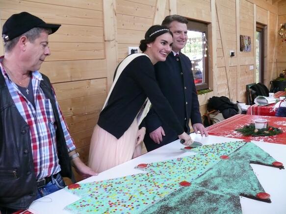 Weihnachtsbaumkönigin Vanessa Frank beim anschneiden des Lebkuchenbaum.