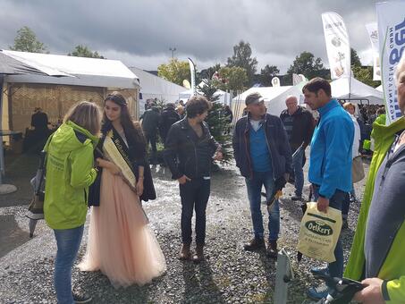 Weihnachtsbaumkönigin Vanessa Frank beim Messerundgang