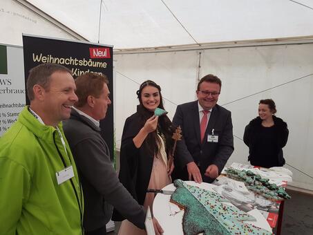 Uwe Klug Christbaumdorf Mittelsinn, Herr Marshall Fa. Heberer, Vanessa Frank und der Vorsitzende des BWS Bernd Oelkers beim Anschnitt des Lebkuchenbaums